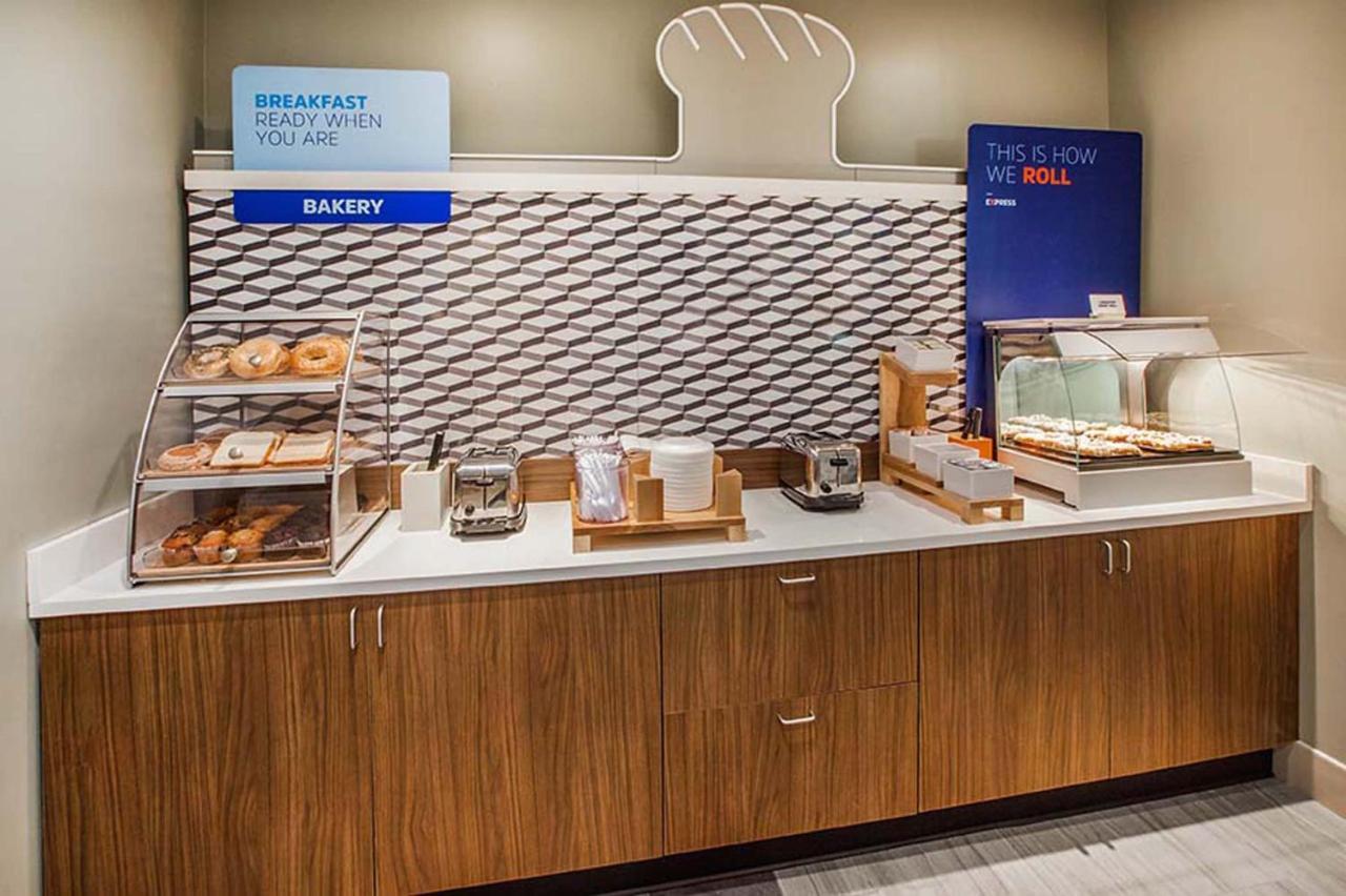 Holiday Inn Express Hotel & Suites Columbia-Fort Jackson By Ihg Esterno foto